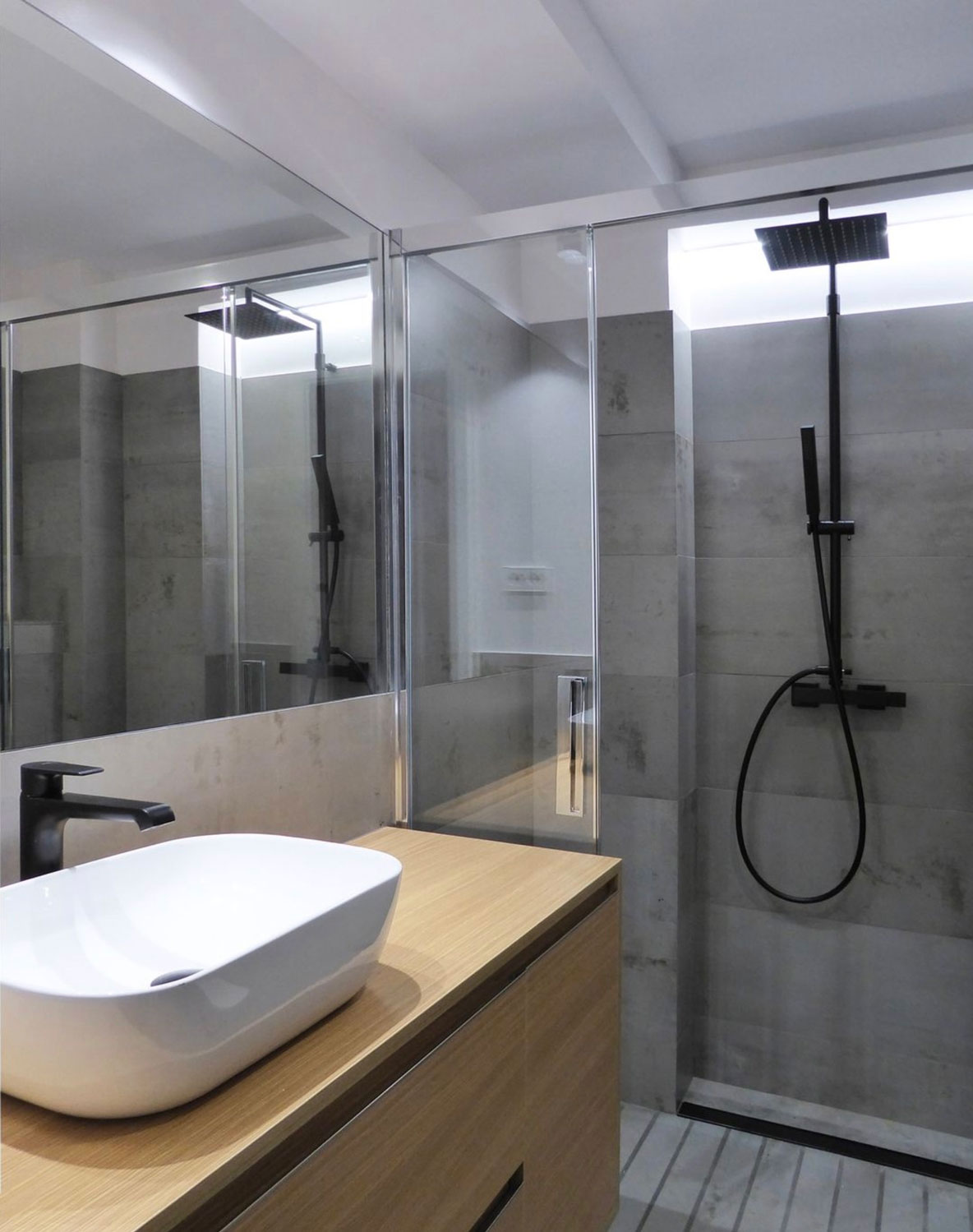 Interior de baño moderno y luminoso. Parte de la habitación con un lavabo  blanco con grifo de agua, estante, ducha y un espejo redondo en la pared  blanco-negro Fotografía de stock 