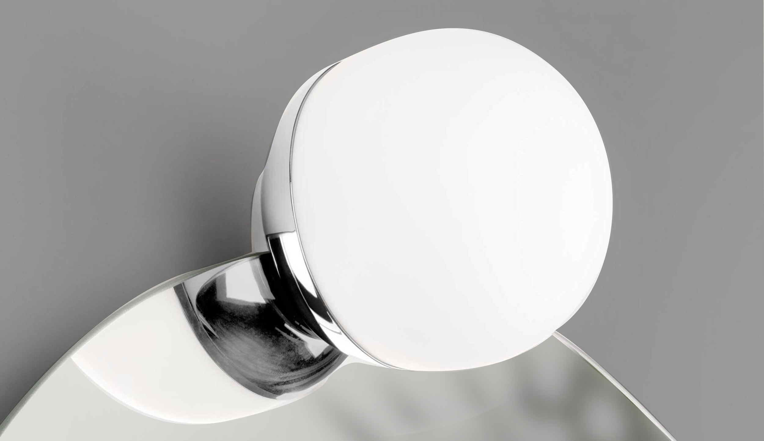 Aplique Redondo Con un diseño fluido y versátil, el Aplique Redondo ofrece una iluminación envolvente y decorativa. Ideal para cualquier baño que requiera calidez visual y un toque contemporáneo.