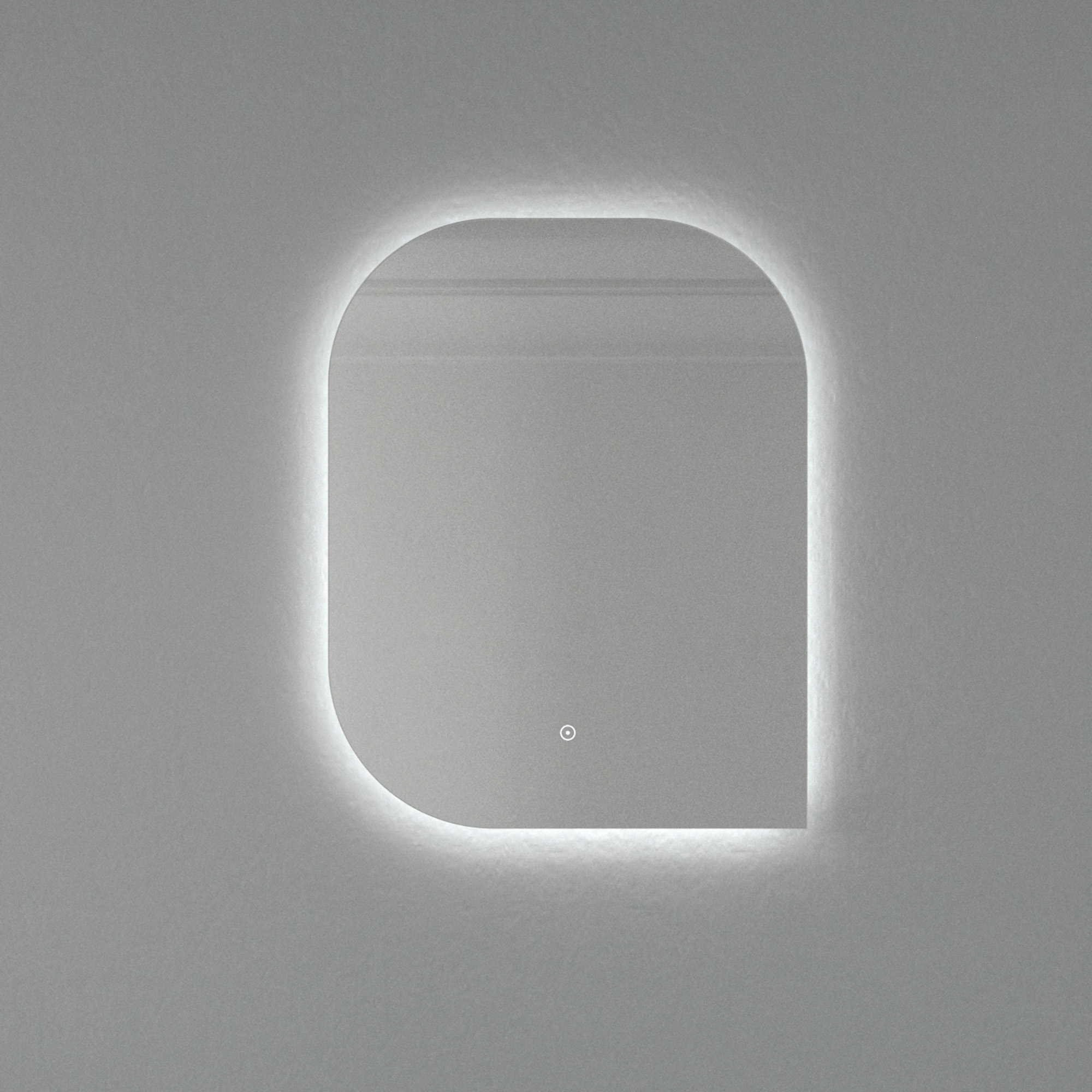 El Espejo Desigual LED es una propuesta audaz y vanguardista que desafía las convenciones del diseño simétrico. Su forma asimétrica aporta un dinamismo visual único, llenando de carácter y originalidad cualquier baño donde se instale. La iluminación LED perimetral no solo cumple una función práctica, sino que también realza su contorno irregular, acentuando su diseño distintivo. Ideal para ambientes modernos y creativos, este espejo es perfecto para quienes buscan incorporar piezas con personalidad, estilo propio y un enfoque artístico en la decoración.