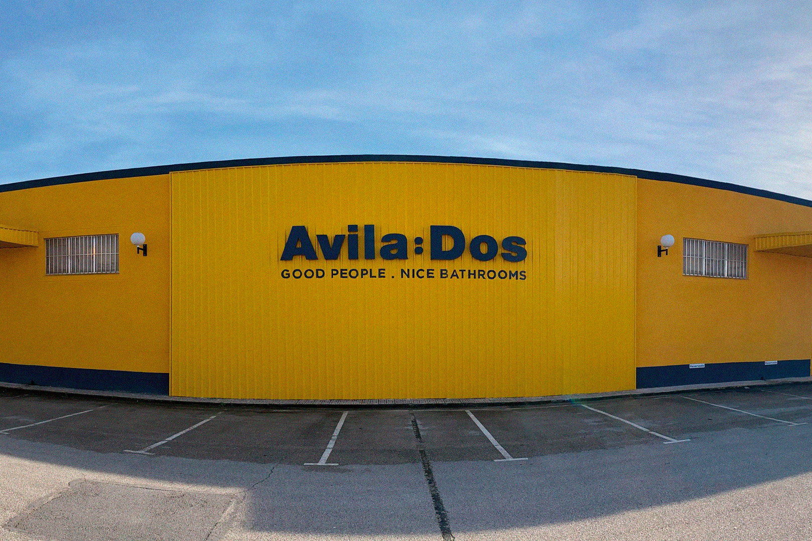 Fachada principal de Avila Dos, empresa de muebles de baño.