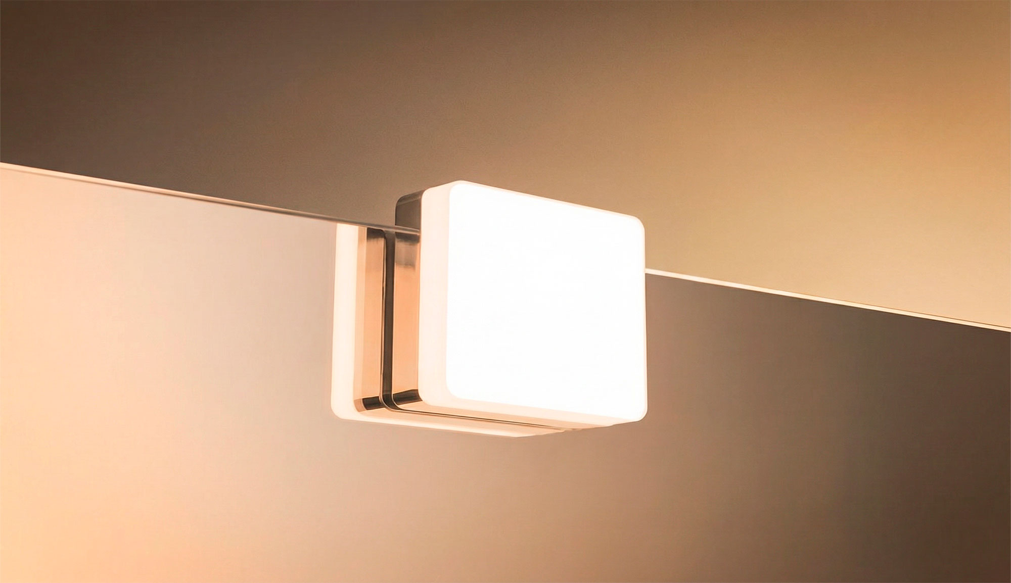 Líneas limpias y un estilo geométrico definen este Aplique Cuadrado. Perfecto para quienes buscan una iluminación funcional con un diseño moderno.