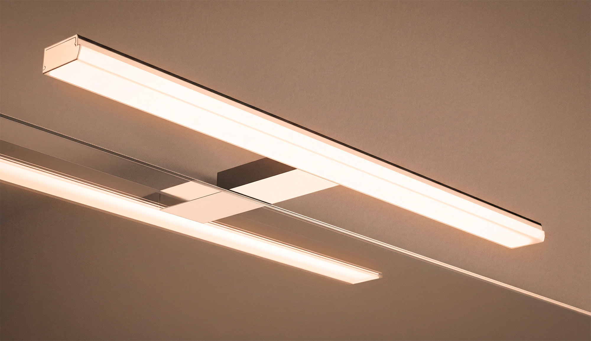 Elegancia y eficiencia se combinan en este Aplique LED acabado en cromo. Su diseño moderno y su luz homogénea lo hacen ideal para resaltar baños contemporáneos.