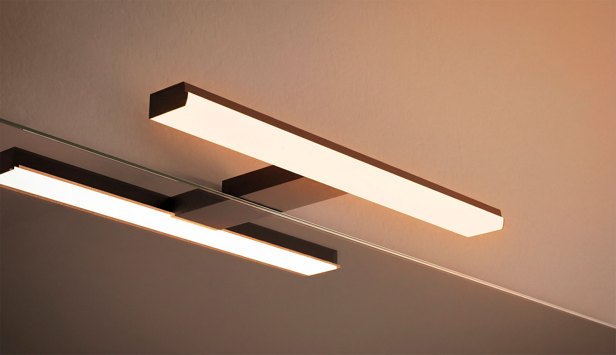 Este Aplique LED en color negro aporta un toque moderno a cualquier espacio. Ideal para interiores minimalistas, brinda una iluminación suave y eficiente con un estilo atemporal.