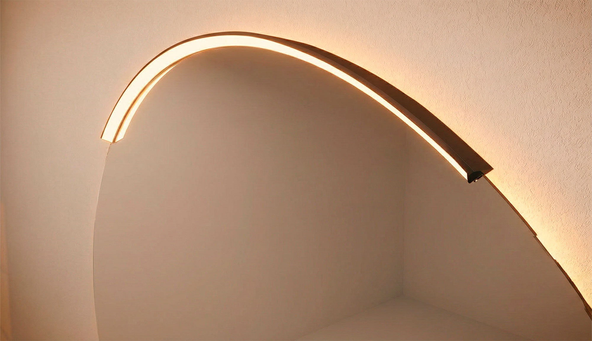 Minimalismo puro con carácter. El Aplique Orbis Negro aporta profundidad visual y elegancia discreta. Ideal para baños modernos o industriales, combina diseño y funcionalidad en una sola pieza.