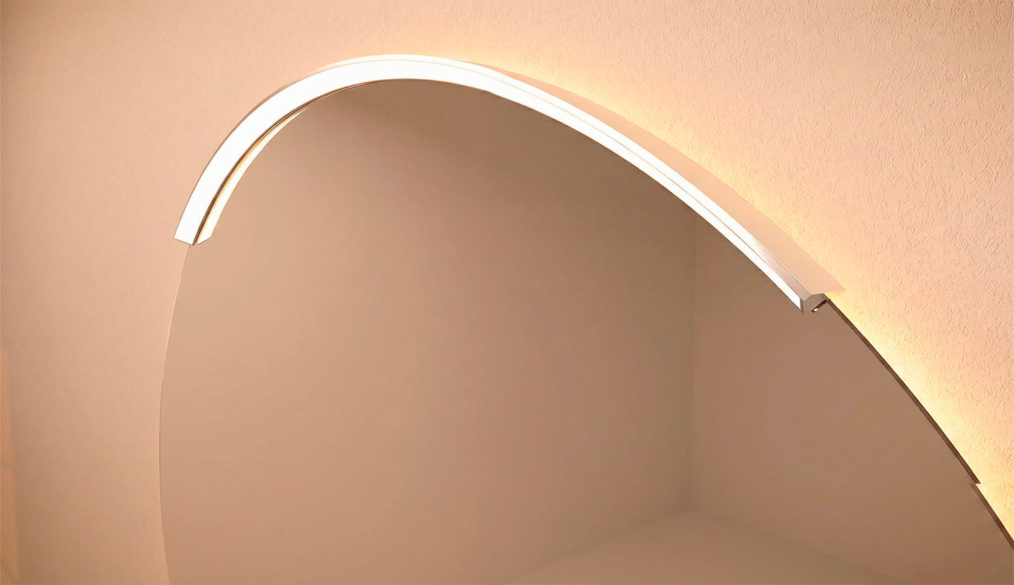 El Aplique Orbis Cromo destaca por su forma estilizada y acabado metálico brillante. Una opción elegante para iluminar con estilo cualquier estilo de baño.