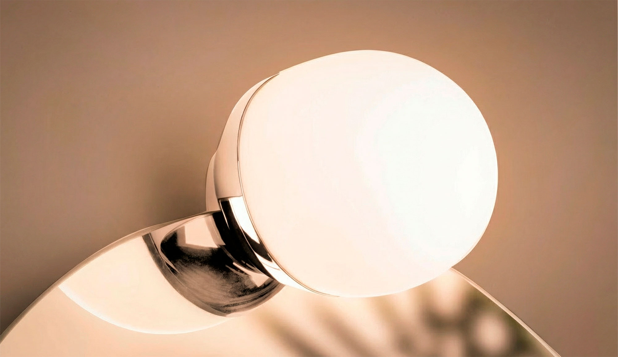 Con un diseño fluido y versátil, el Aplique Redondo ofrece una iluminación envolvente y decorativa. Ideal para cualquier baño que requiera calidez visual y un toque contemporáneo.