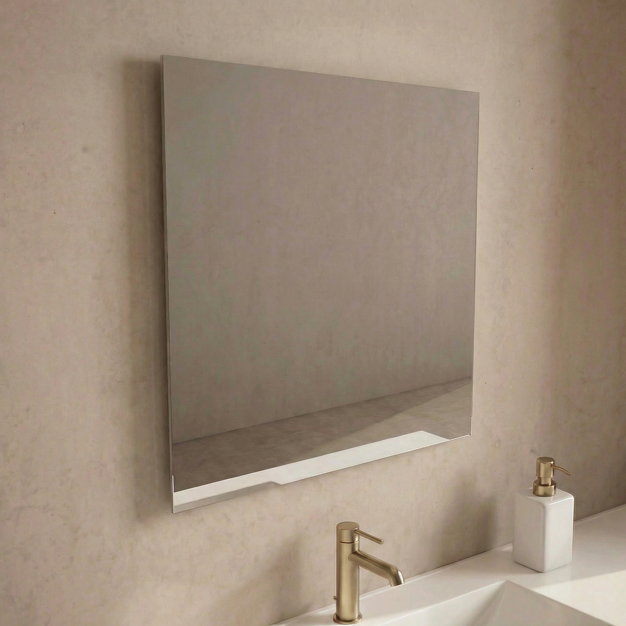 Diseño funcional con carácter propio. El Espejo Aluminium Pro combina una luna lisa con una base sólida que aporta presencia y profundidad visual. Montado sobre un tablero, este espejo no solo cumple una función práctica, sino que se transforma en un elemento decorativo que añade textura y dimensión al espacio. Su diseño robusto y bien definido lo convierte en una opción ideal para quienes buscan un equilibrio entre funcionalidad y estilo, integrándose fácilmente en baños modernos o ambientes con un enfoque más estructurado.