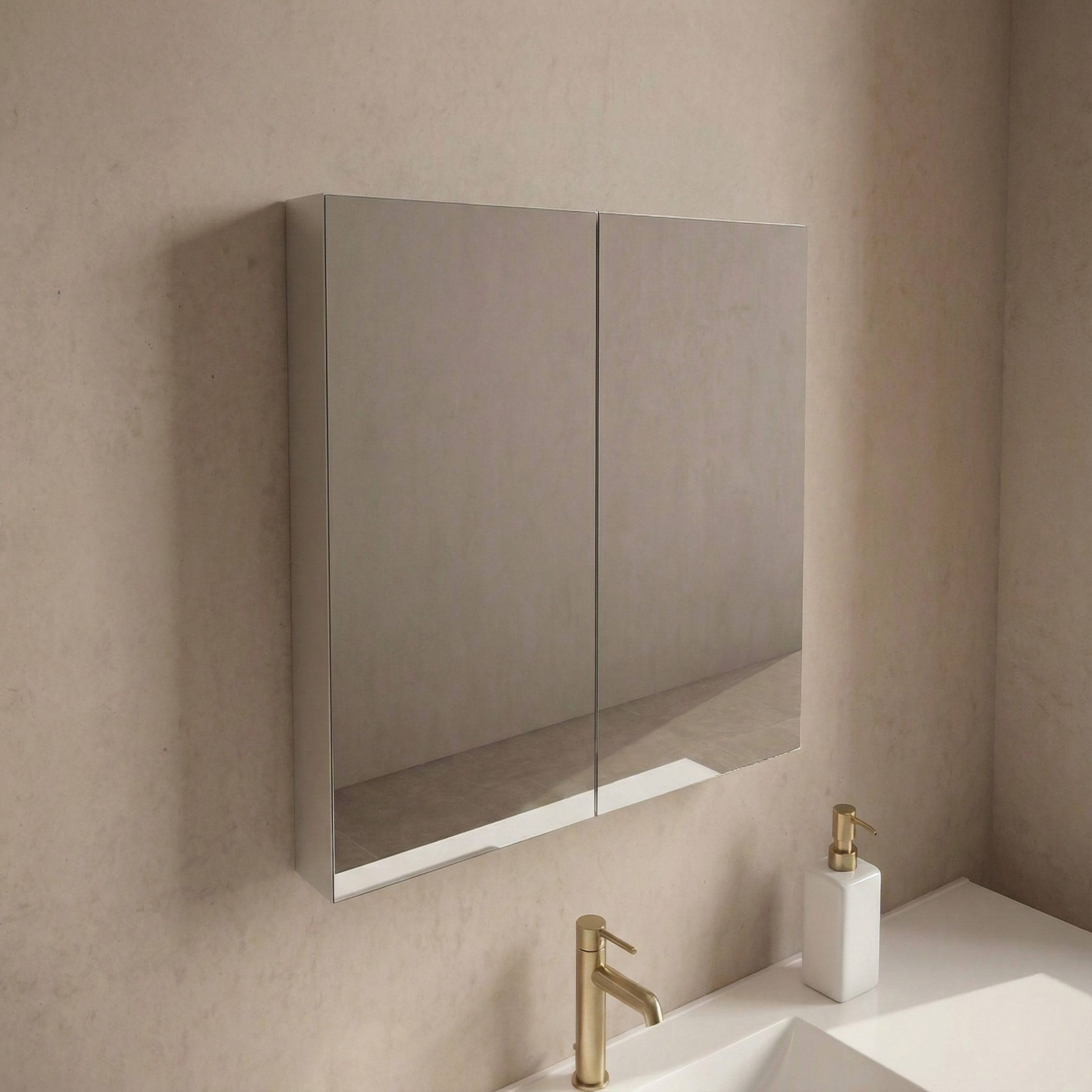 Elegante Camerino Gris con un refinado acabado en color que aporta un estilo moderno y versátil, ideal para integrarse fácilmente en cualquier tipo de baño. Su diseño  y estructura funcional responden tanto a criterios estéticos como prácticos. Fabricado con materiales de alta calidad, este camerino asegura durabilidad y un uso cómodo en el día a día, siendo una opción perfecta para quienes valoran tanto el diseño como la funcionalidad.