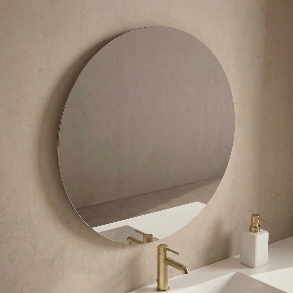 Un verdadero ícono de diseño contemporáneo. El Espejo Luna Circular destaca por su estética limpia y perfectamente geométrica, capaz de integrarse con naturalidad en una amplia variedad de espacios. Su forma redonda no solo añade un elemento visualmente atractivo, sino que también aporta equilibrio y fluidez al ambiente, suavizando composiciones dominadas por líneas rectas o muebles angulares. Ideal para baños modernos, este espejo combina funcionalidad con una presencia decorativa sutil pero sofisticada.