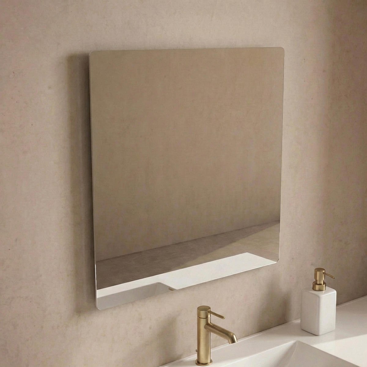 Elegancia con un toque suave y contemporáneo. El Espejo Luna Curva Esquinas Curvas conserva la esencia minimalista del modelo clásico Luna Lisa, pero añade un sutil detalle de diseño: sus esquinas redondeadas, que aportan una sensación de suavidad y fluidez visual. Esta característica lo convierte en una opción ideal para quienes buscan equilibrar líneas limpias con formas más orgánicas. Perfecto para baños modernos o con una estética relajada, este espejo contribuye a crear ambientes armónicos, acogedores y visualmente equilibrados.