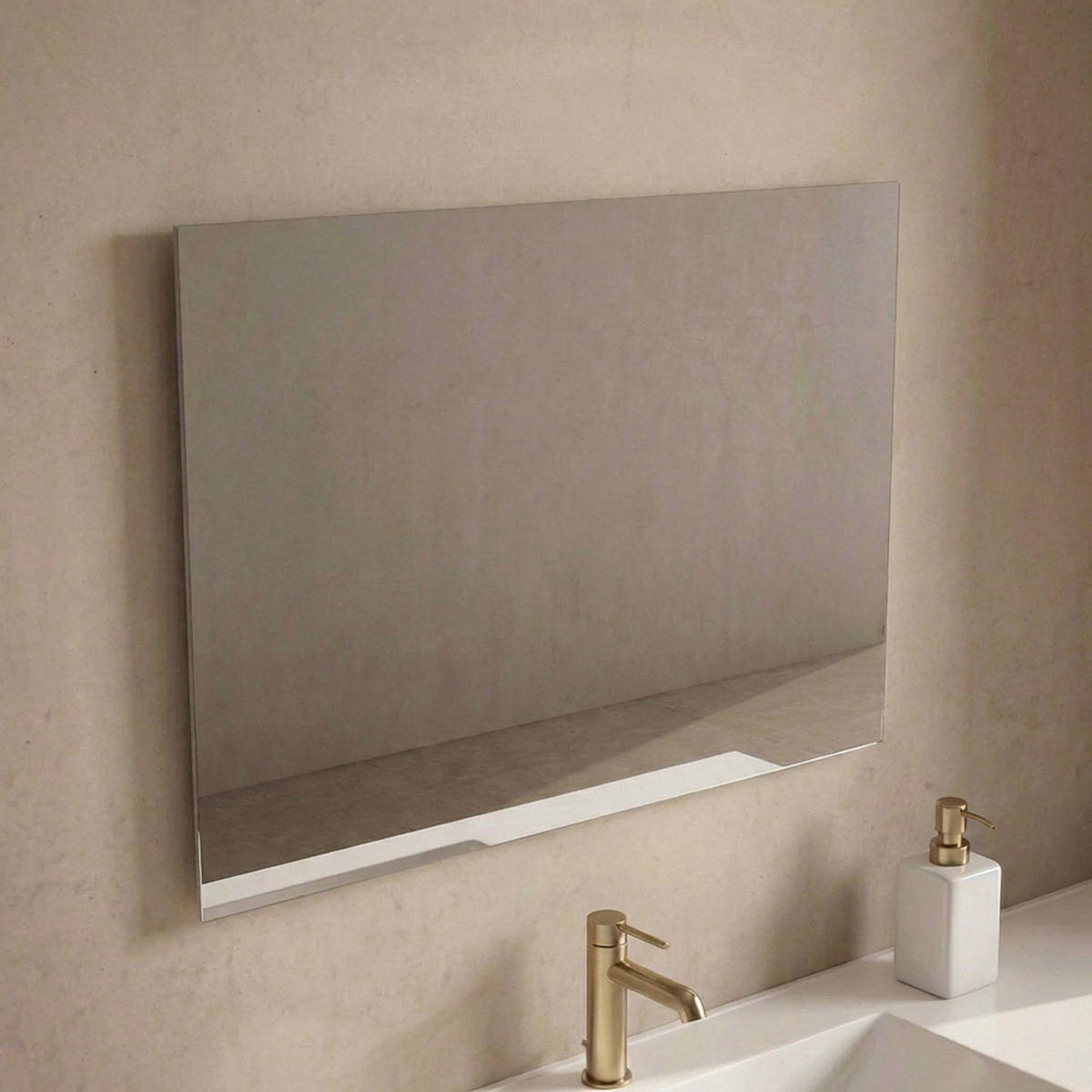 Con un diseño limpio y atemporal, el Espejo Luna Recta se convierte en una pieza clave para complementar ambientes modernos con un toque de sobriedad. Su forma rectangular de líneas rectas lo hace especialmente adecuado para baños de estilo minimalista o contemporáneo, donde la simplicidad y la funcionalidad son esenciales. Al no contar con marco, su superficie lisa permite una integración discreta y armoniosa con una amplia variedad de estilos decorativos, aportando amplitud visual y un acabado sofisticado al ambiente.