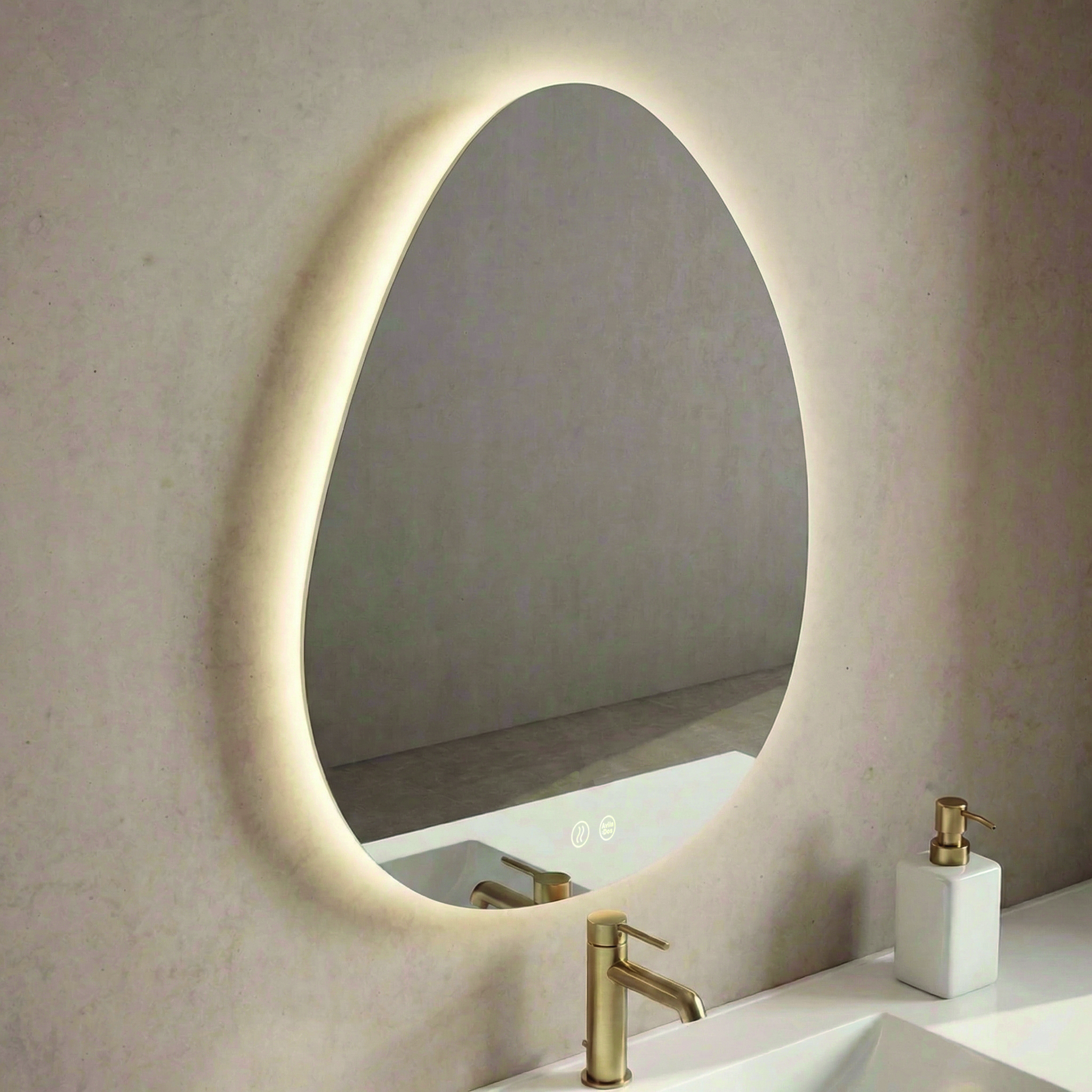 Gota LED: un espejo de formas orgánicas y elegantes con iluminación envolvente y tecnología táctil para crear un baño moderno y sofisticado.