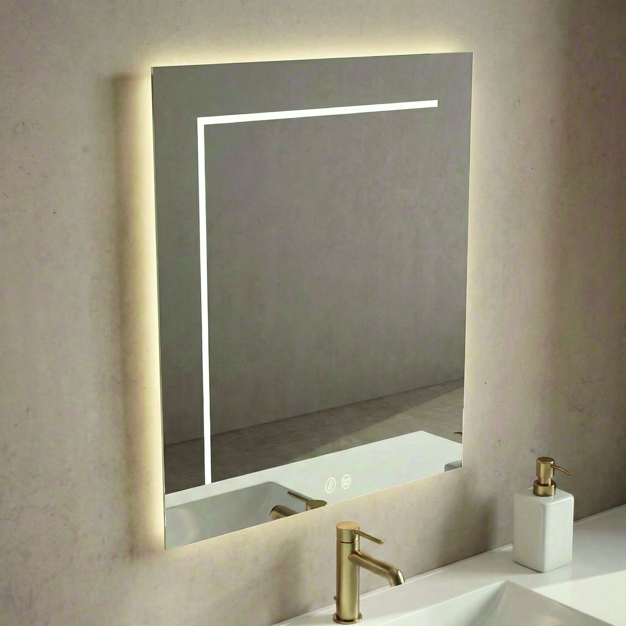 Lúmina LED: Espejo premium con diseño rectangular y líneas LED geométricas integradas. Incluye iluminación retroiluminada, sensor antivaho y doble sensor táctil para regular la temperatura y la intensidad de la luz.