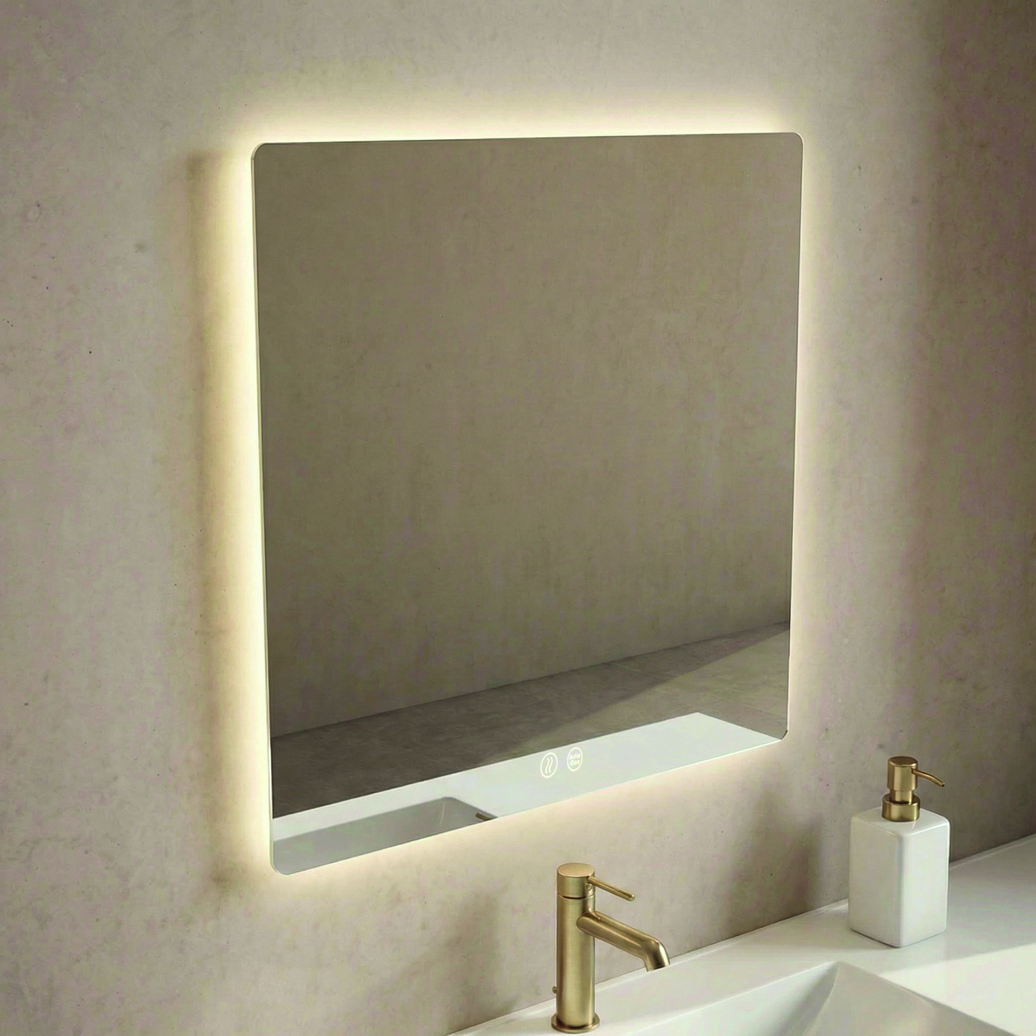 Luna Curva LED: un espejo de líneas suaves y esquinas curvas R20 con iluminación envolvente y tecnología táctil para un baño elegante y contemporáneo.