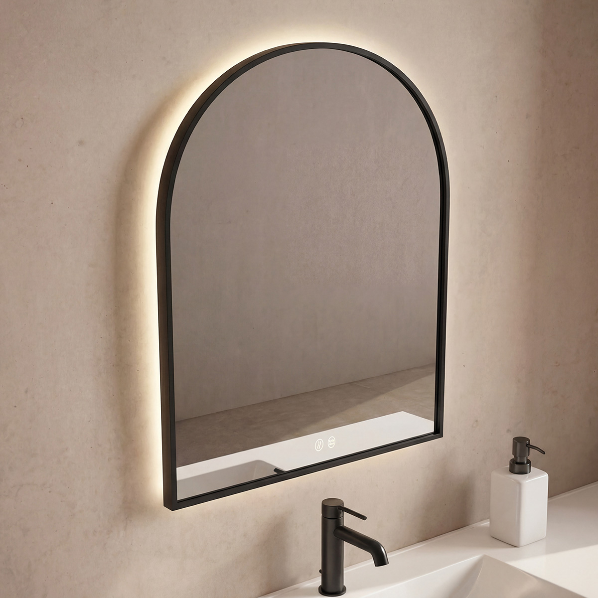 Espejo premium Niko LED con diseño arqueado, marco metálico e iluminación LED retroiluminada. Incluye sensor antivaho y doble sensor táctil para regular la temperatura y la intensidad de la luz.