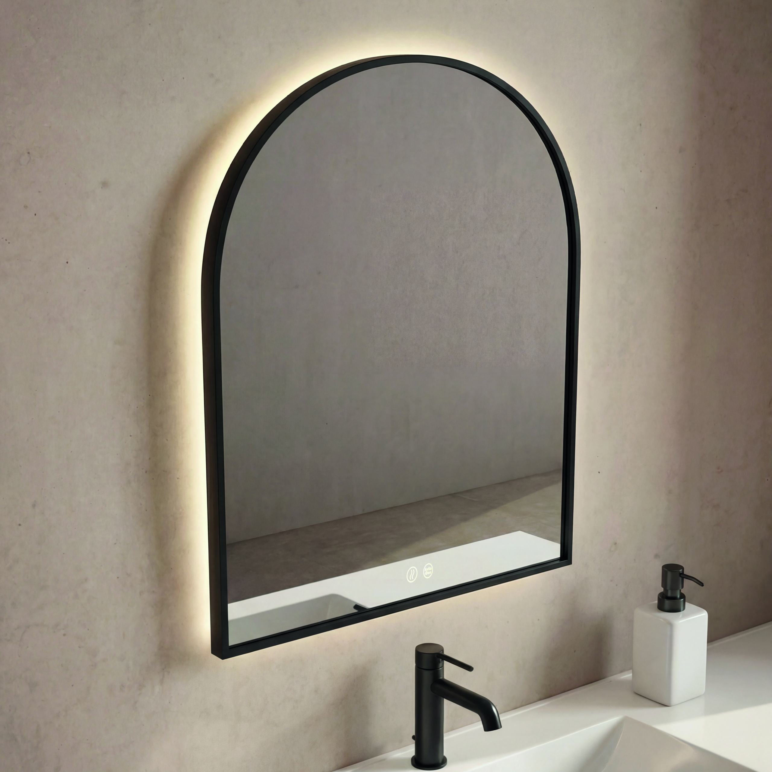 Espejo premium Niko LED con diseño arqueado, marco metálico e iluminación LED retroiluminada. Incluye sensor antivaho y doble sensor táctil para regular la temperatura y la intensidad de la luz.