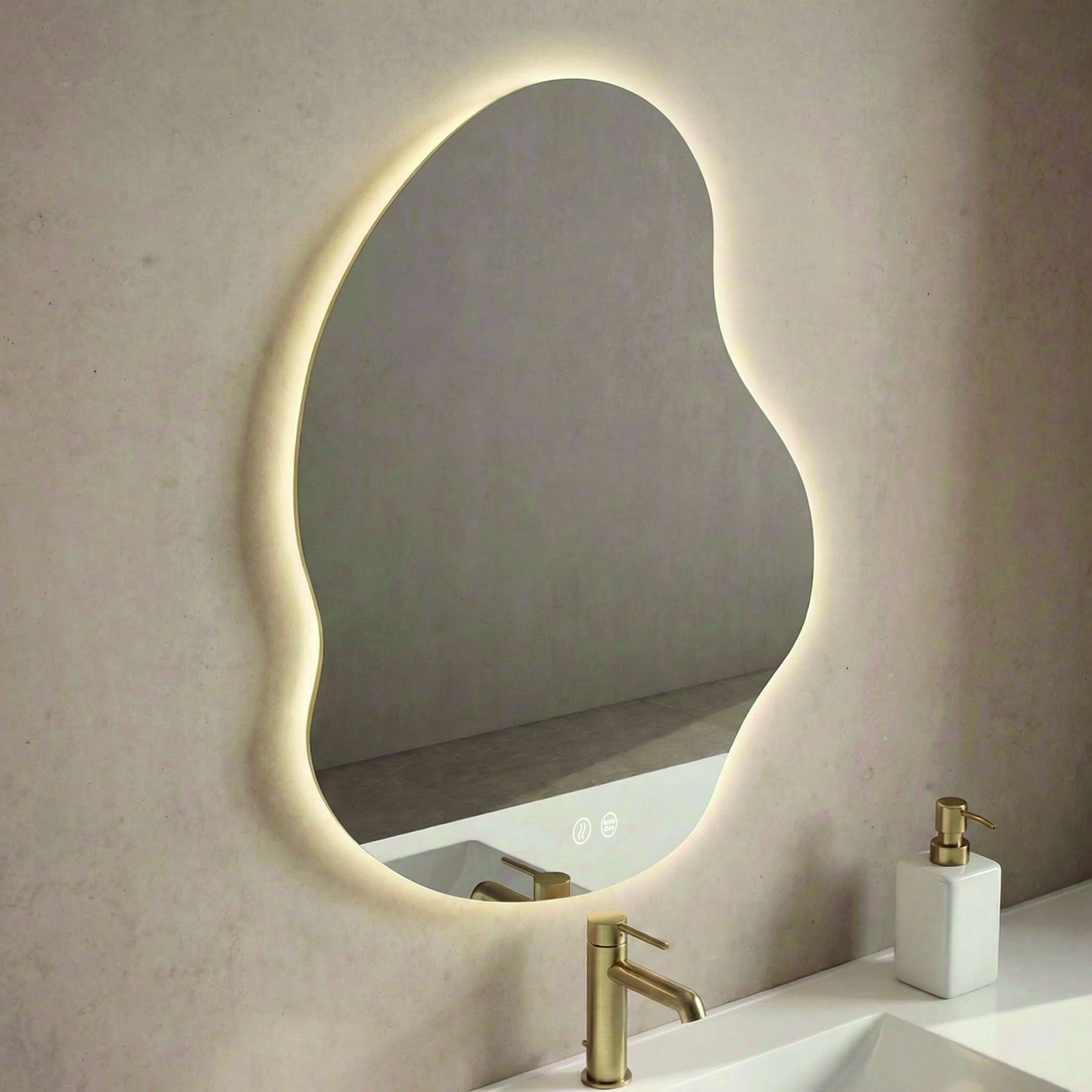 Nube LED: Espejo premium Nube LED con silueta irregular inspirada en formas naturales que aporta originalidad y suavidad visual al espacio.