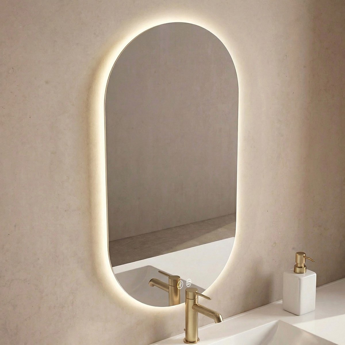 Espejo premium Ovalado LED con diseño vertical de formas suaves e iluminación LED retroiluminada. Incluye sensor antivaho y doble sensor táctil para regular la temperatura y la intensidad de la luz.